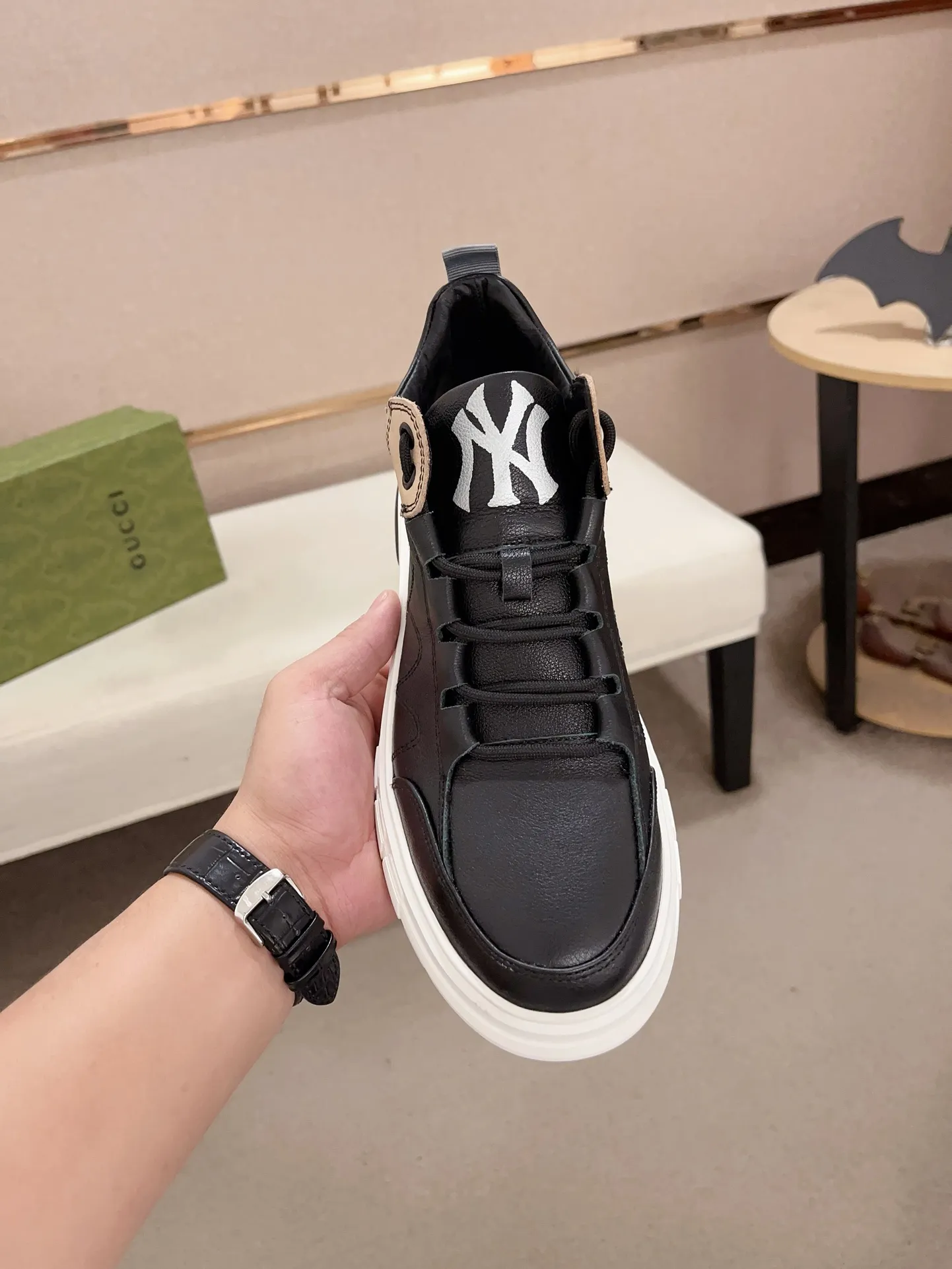 Men's shoes 💰 440 💰 High-quality new high-top GUCCI counters are on the market at the same time. The new men's shoes, 😘fabrics are selected imported cowhide, lining: sheepskin lining. 👍🏿 High-end ☄️ air-cushion molded anti-slip rubber outsole, exquisite lines, simple and elegant, comfortable and high-end for leisure travel. Code number: 38 to 44 (45 can be customized and cannot be returned or exchanged)